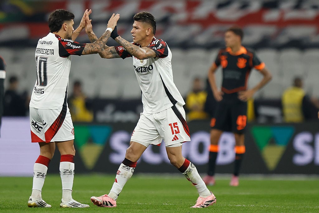  Giorgian De Arrascaeta y Jorge Carrascal jugador de Flamengo / Getty Images