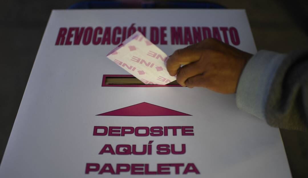 Urna donde se deposita el voto para definir la revocatoria de mandato del presidente mexicano.            Foto: Getty 