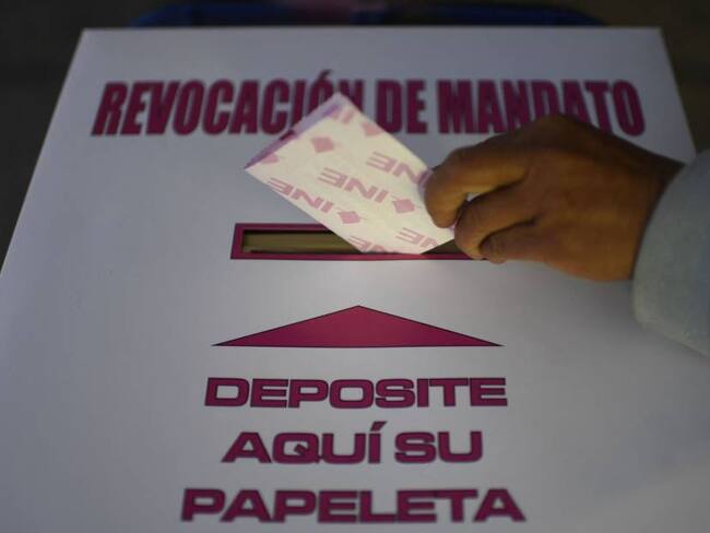 Urna donde se deposita el voto para definir la revocatoria de mandato del presidente mexicano. Foto: Getty
