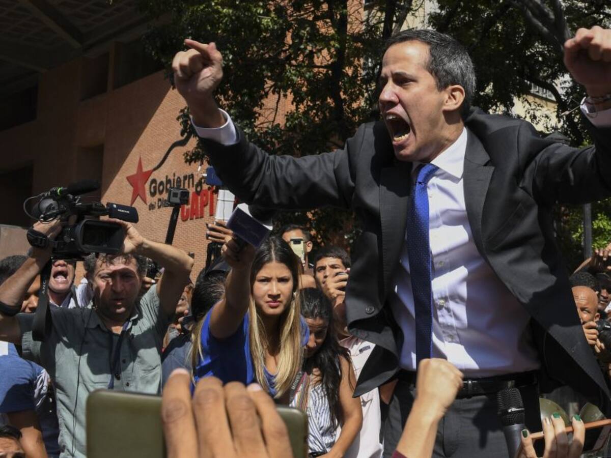 Guaidó y diputados opositores ingresan por la fuerza al Parlamento