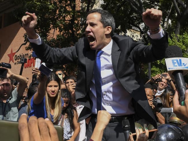 Guaidó y diputados opositores ingresan por la fuerza al Parlamento