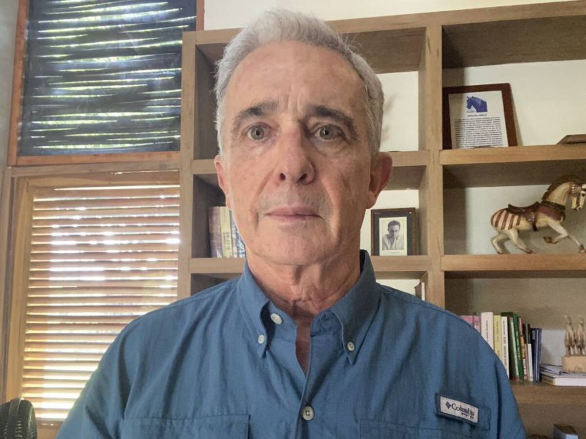 Cae demanda por placa del expresidente Uribe en el congreso