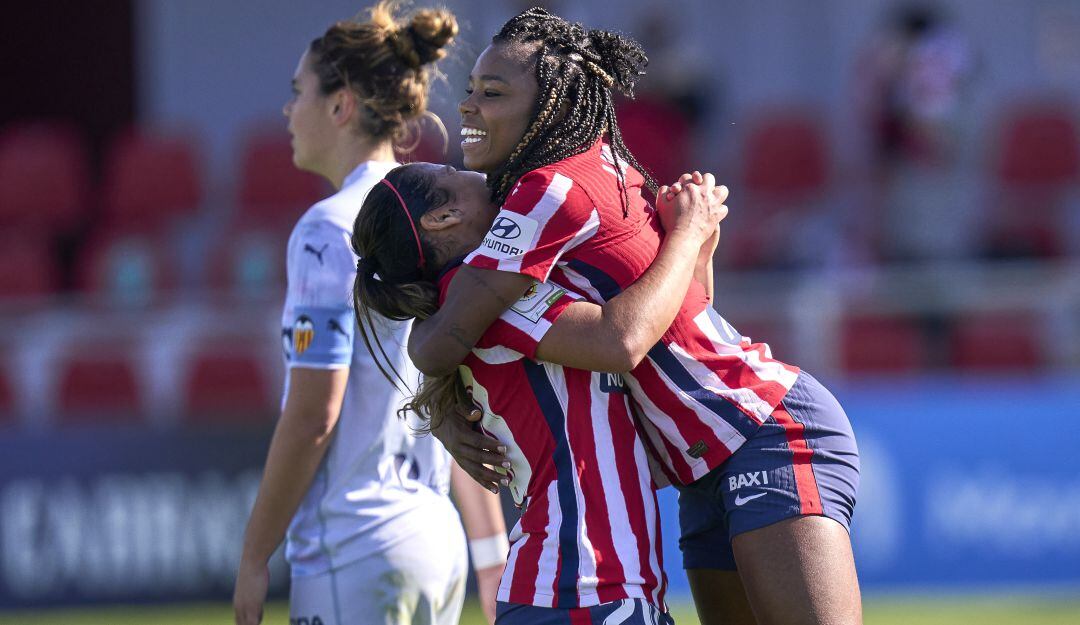 Leicy Santos festeja uno de los goles del Atlético de Madrid junto a Ludmila Da Silva.