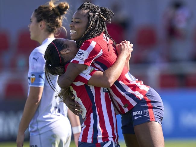 Leicy Santos festeja uno de los goles del Atlético de Madrid junto a Ludmila Da Silva.