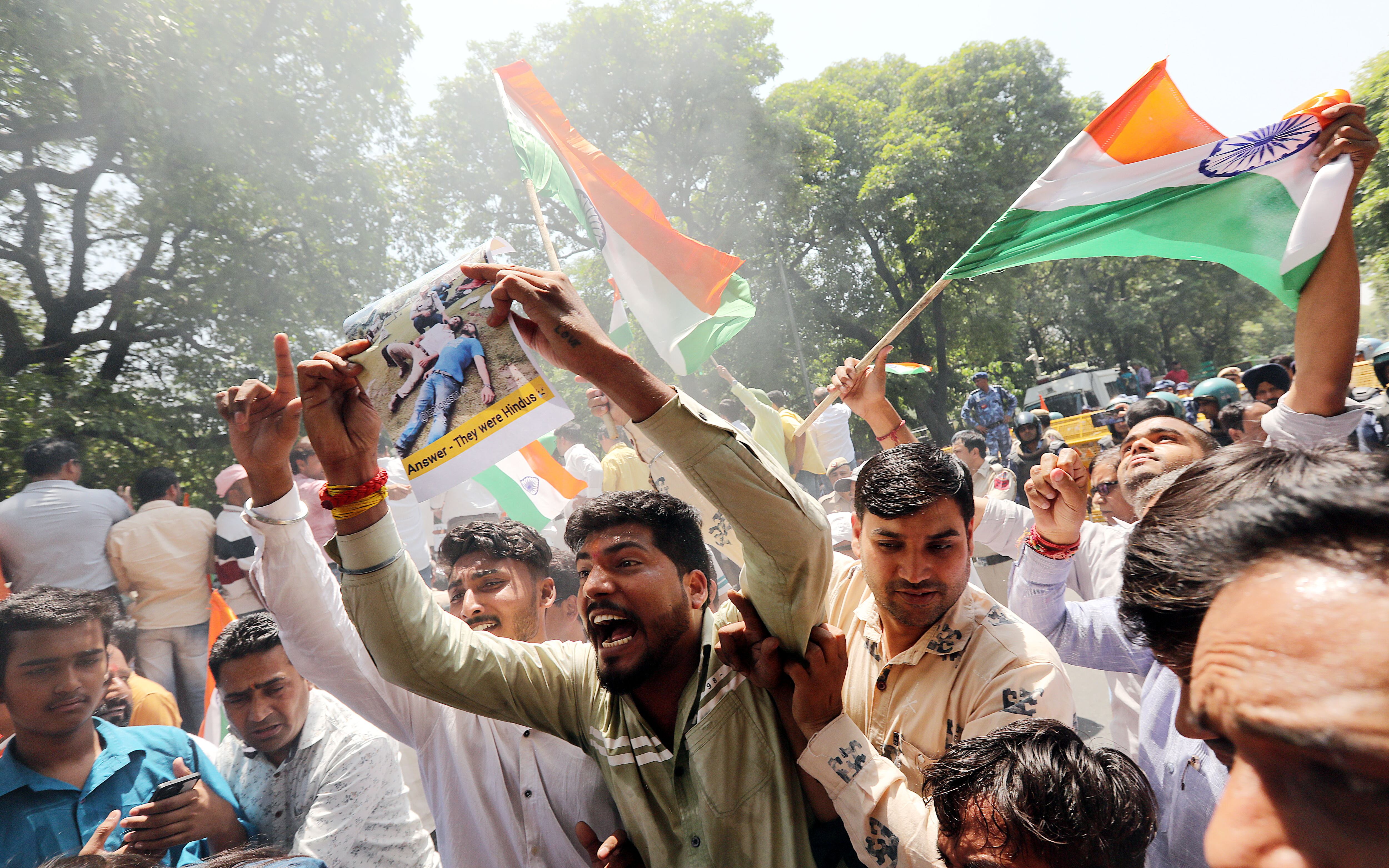 Las protestas estallaron cerca de la Alta Comisión de Pakistán en medio de la creciente tensión entre Delhi e Islamabad tras el mortal ataque en el popular destino turístico de Pahalgam, en el sur de Cachemira, el 22 de abril, que causó la muerte de 26 personas. 
EFE/ Harish Tyagi
