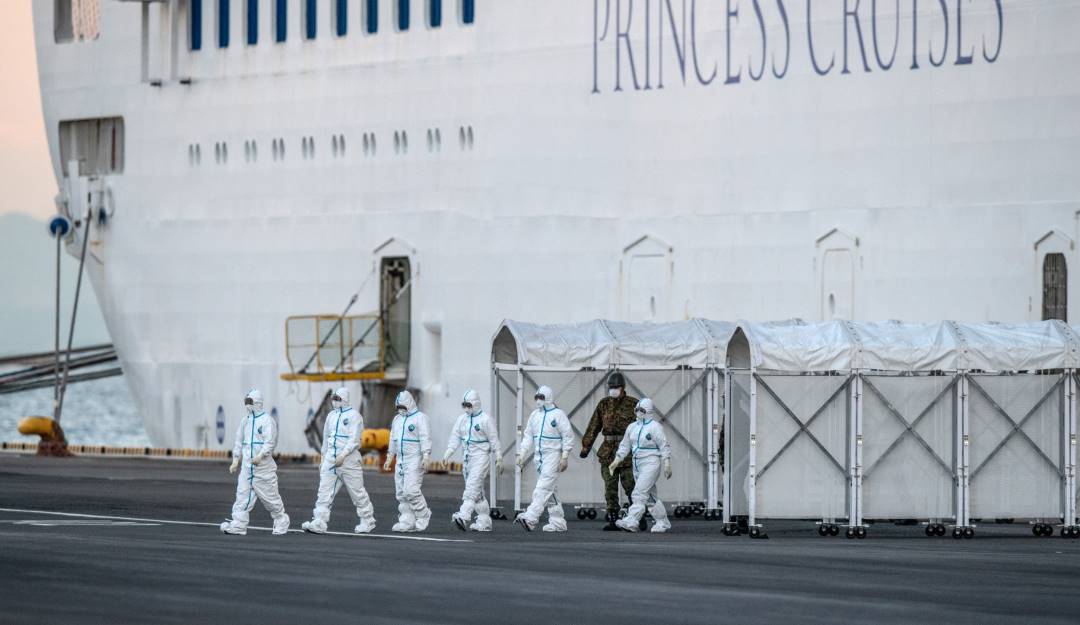 Trabajadores sanitarios salen de un crucero. Foto: Getty