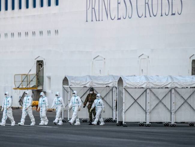 Trabajadores sanitarios salen de un crucero.    Foto: Getty 