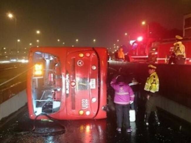 Al menos 23 heridos por volcamiento de bus de Transmilenio