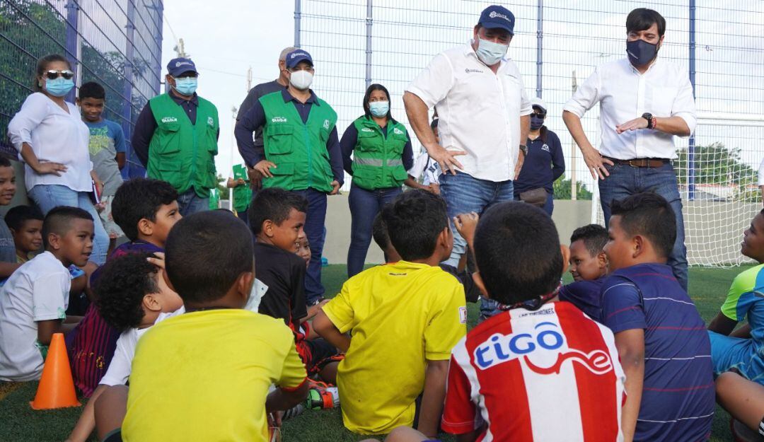El alcalde Jaime Pumarejo en reunió con los niños en la inauguración del parque que fue construido sobre el canal de un arroyo.