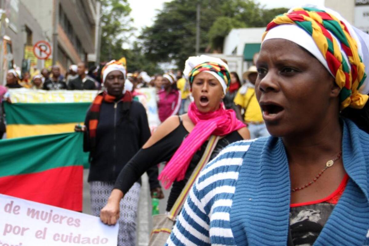 Recorrieron a pie desde el Cauca y llegaron a Bogotá exigiendo que pare la mineria ilegal porque contamina los rios y el habitad de su región.