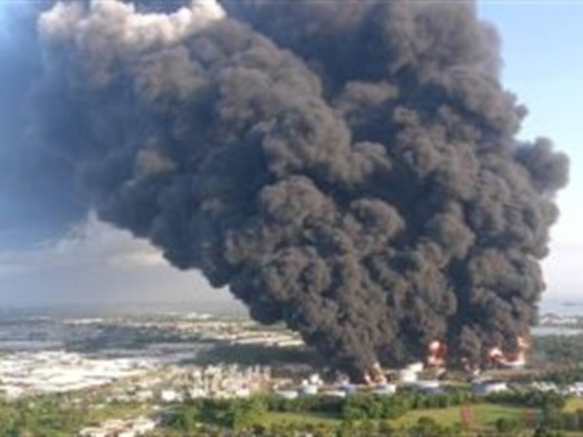 Refinería de petroleo en Puerto Rico sigue en llamas