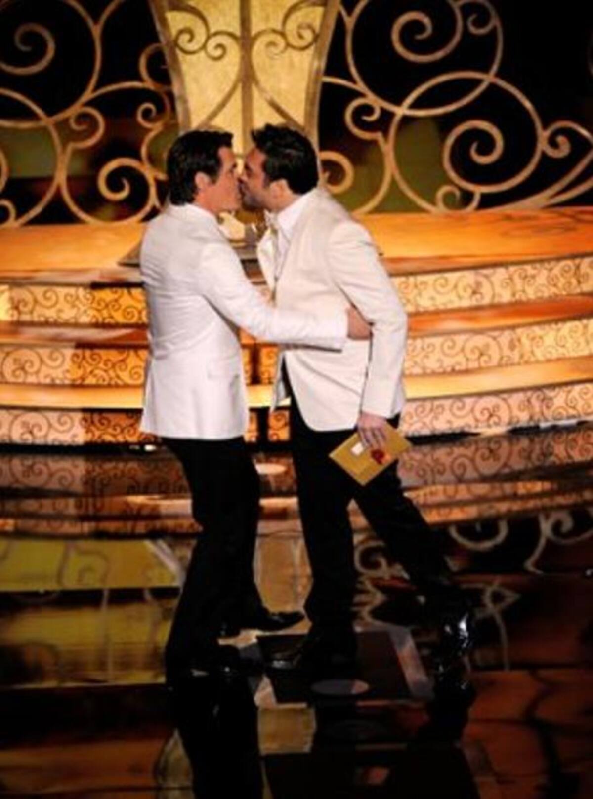 ¿Se dieron un beso? Josh Brolin y Javier Bardem durante la premiación de 2011.