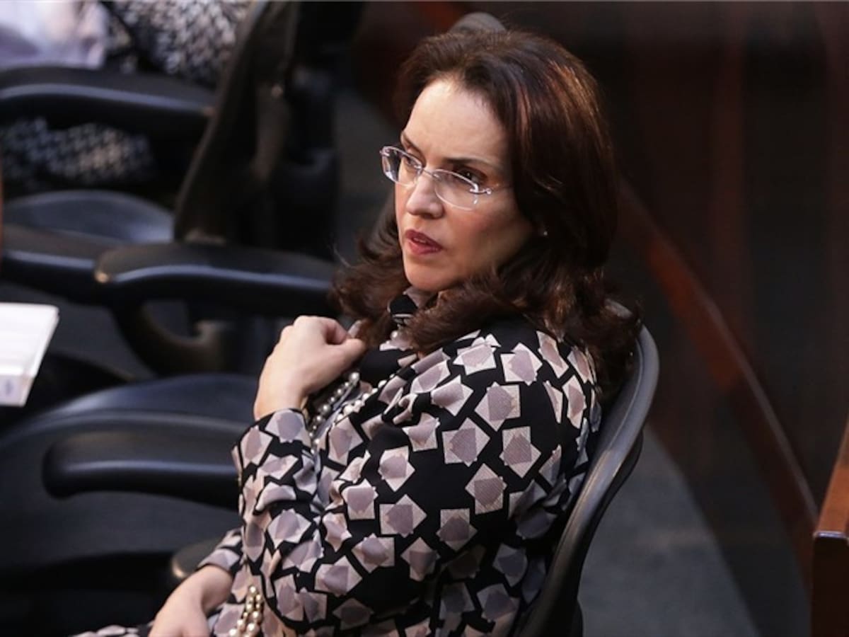 Viviane Morales renuncia al Senado, al Partido Liberal y buscará la Presidencia