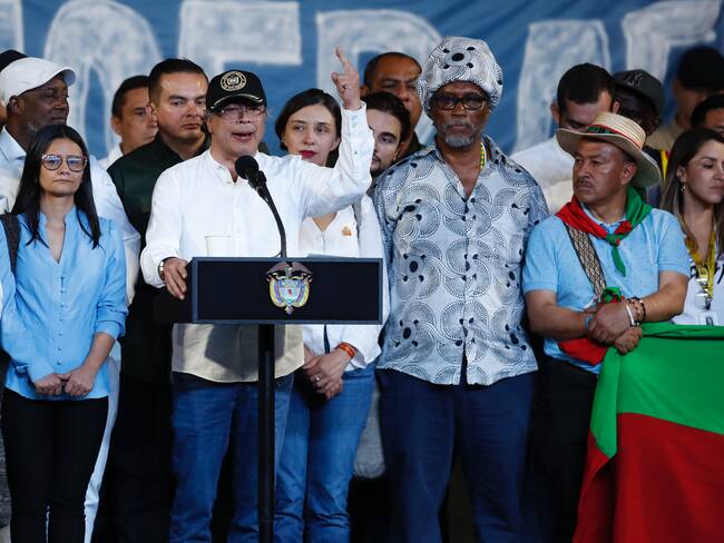 AME5411. CALI (COLOMBIA), 11/06/2025.- El presidente de Colombia, Gustavo Petro, pronuncia un discurso este miércoles, en la Plaza de San Francisco en Cali (Colombia). Petro justificó la consulta popular que convocó por decreto para el próximo 7 de agosto como "una necesidad" para la construcción del Estado social de derecho, comenzando por la reforma laboral. EFE/ Ernesto Guzmán