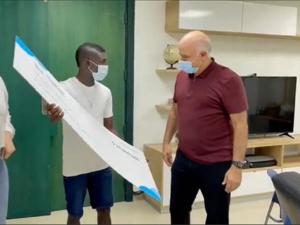 “¿Y dónde cambio esto?”: Broma de Yuberjén a Daes al recibir el cheque