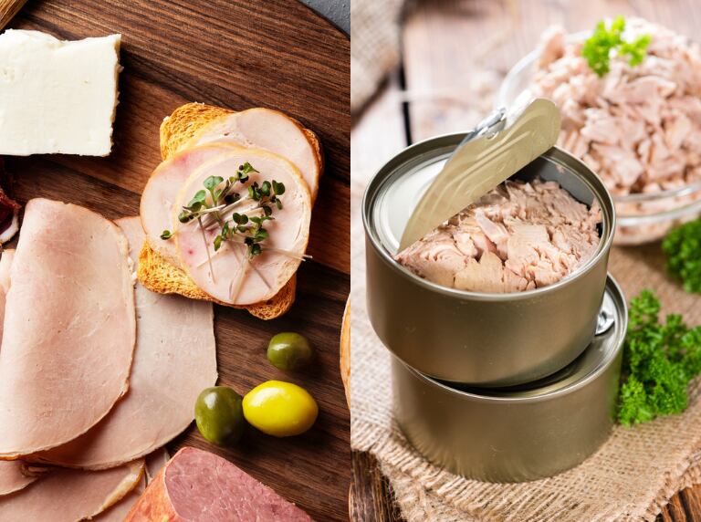 Tostada con jamón de pavo sobre una tabla de madera / Lata de atún fresco con una ensalada de esta proteína al fondo (Getty Images)