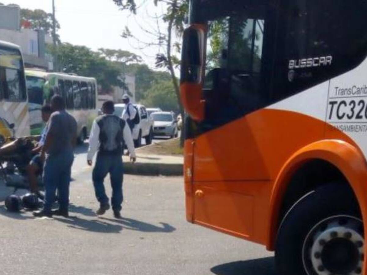 Cartagena: motociclistas intentan agredir a operador de bus Transcaribe