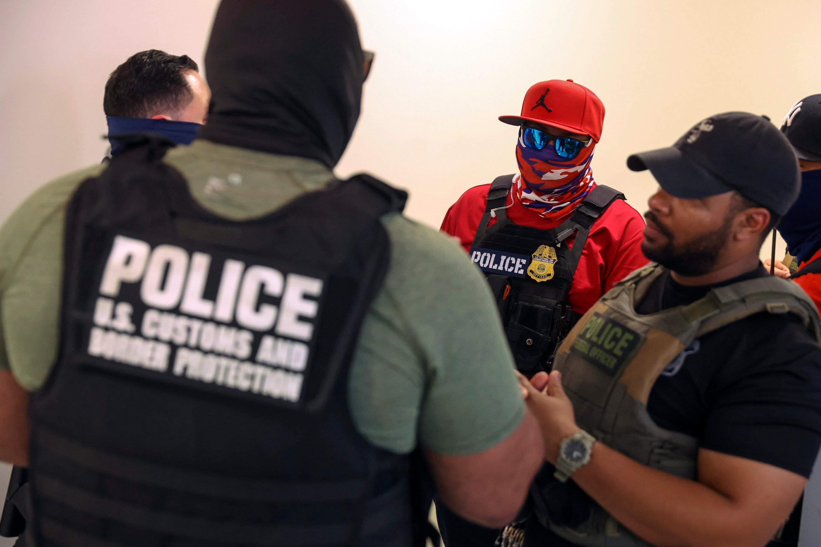 El Departamento de Seguridad Nacional (DHS) afirma que ambos sospechosos ingresaron al país ilegalmente durante la administración Biden. Se prevén cargos federales.
EFE/EPA/SARAH YENESEL
