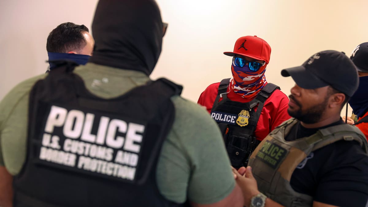 Migrantes indocumentados latinos habrían disparado contra agente de migración en Nueva York