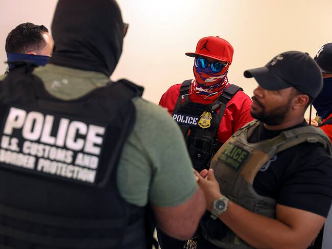 El Departamento de Seguridad Nacional (DHS) afirma que ambos sospechosos ingresaron al país ilegalmente durante la administración Biden. Se prevén cargos federales.
EFE/EPA/SARAH YENESEL