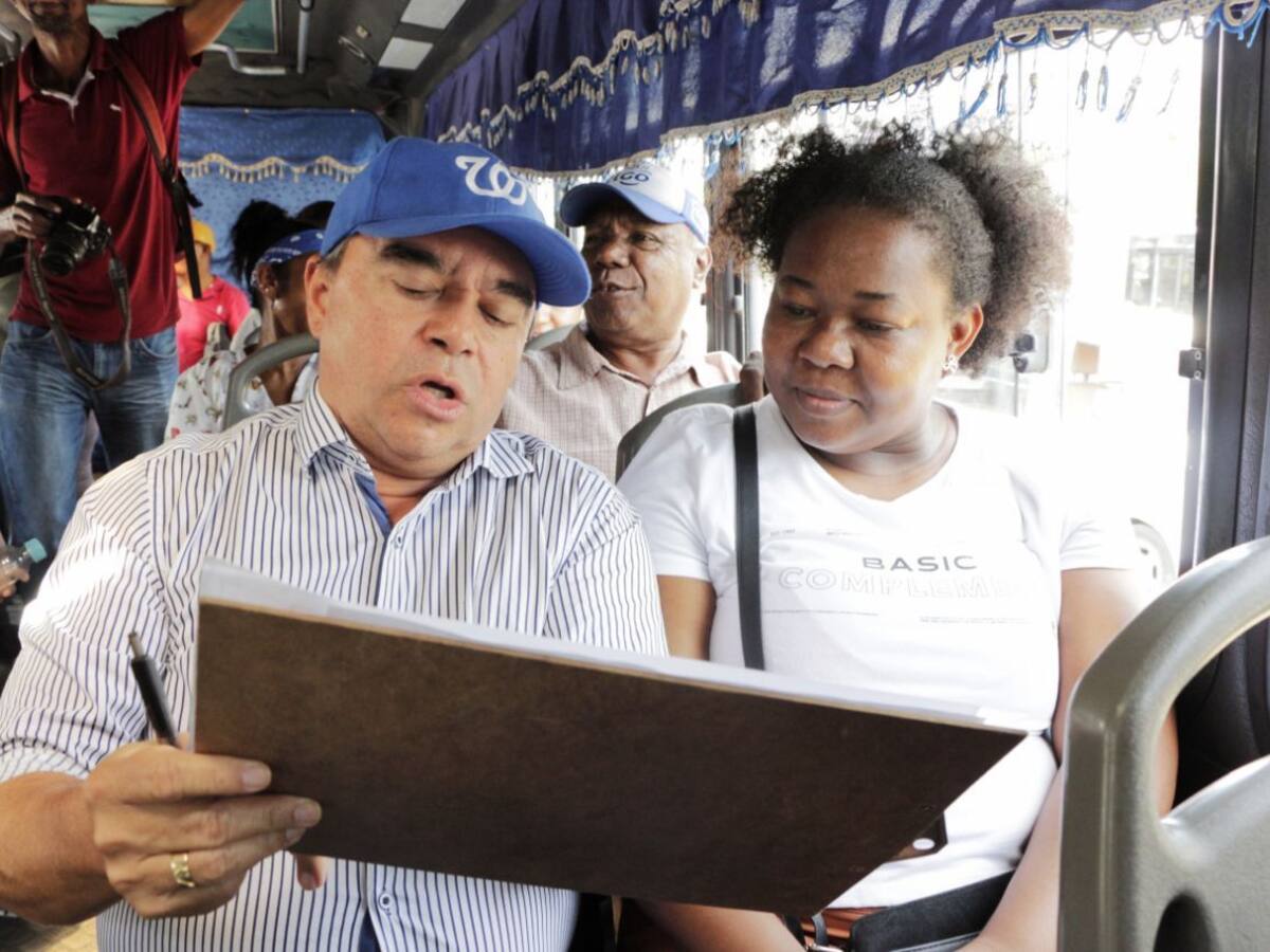 En busetas, William García socializa su propuesta a la Alcaldía de Cartagena
