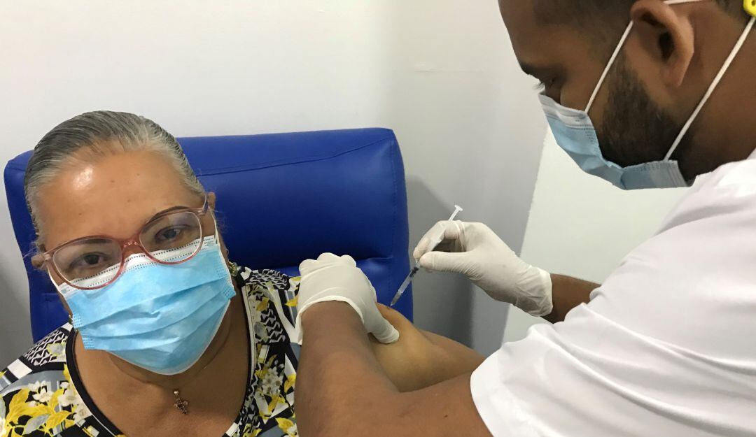 También cobija a  administrativos de instituciones educativas oficiales y privadas, priorizados en la fase 3 del Ministerio de Salud