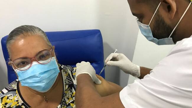 También cobija a administrativos de instituciones educativas oficiales y privadas, priorizados en la fase 3 del Ministerio de Salud