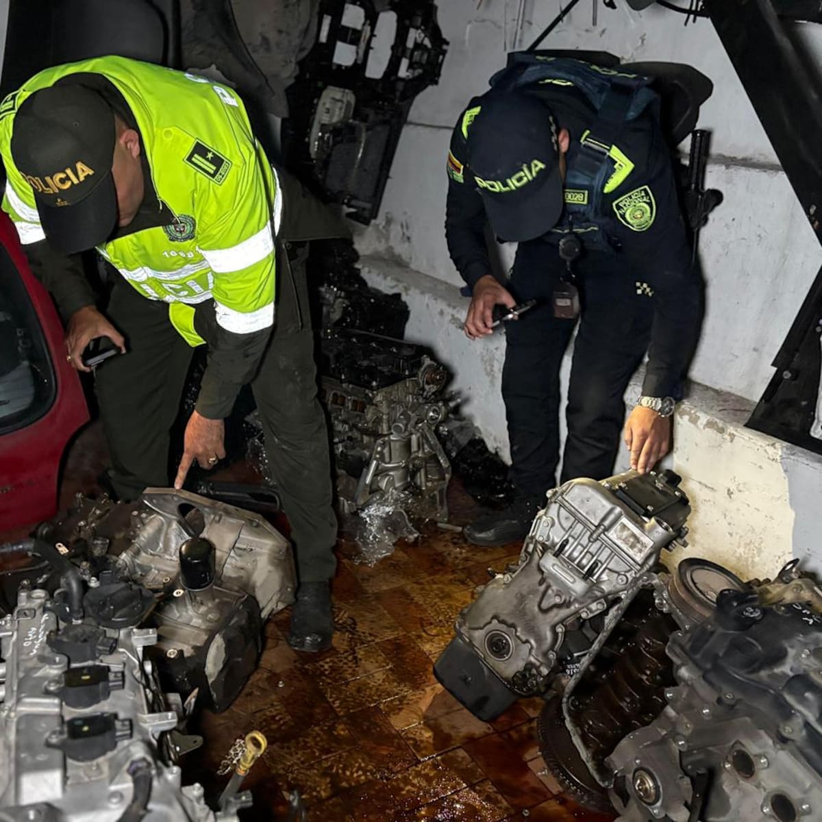 Hallan bodega llena de motores de vehículos con números de chasis borrados en Bogotá