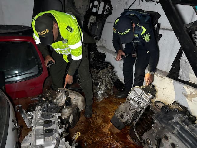 Autoridades hallan una bodega con 13 motores de vehículos con sus números y series de chasis borrados. Foto: MEBOG.