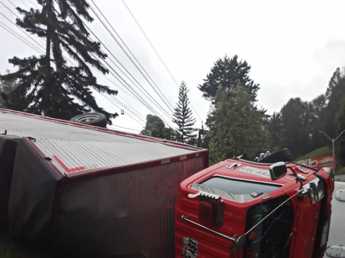 Dos heridos dejó el volcamiento de un bus y un camión en la autopista Medellín-Bogotá