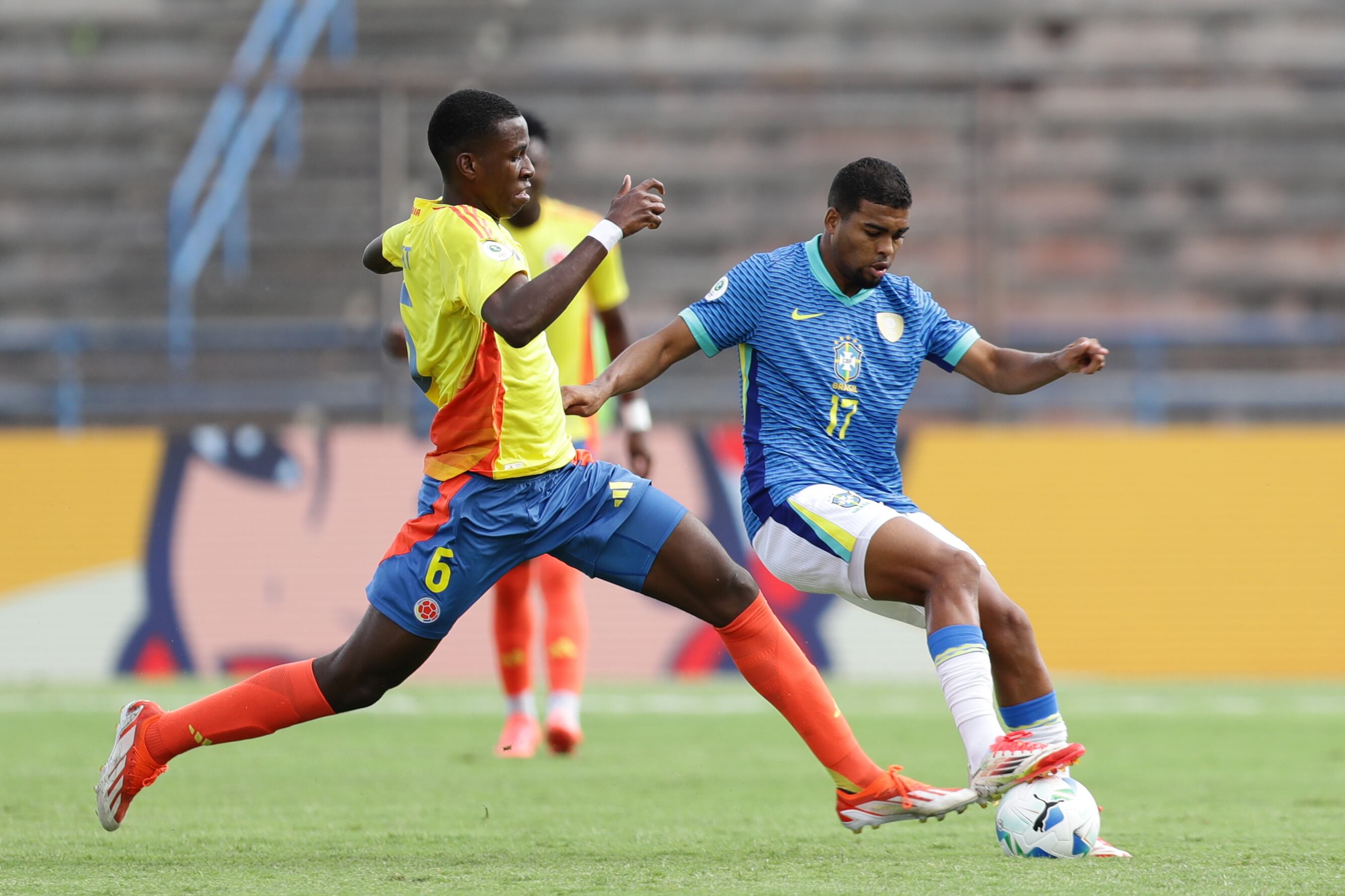 Alejandro Ararat  Díaz (i) de Colombia disputa un balón con Gustavo Prado de Brasil este viernes, en un partido del hexagonal final del Campeonato Sudamericano sub-20 entre las selecciones de Colombia y Brasil en el estadio Olímpico de la Universidad Central en Caracas (Venezuela). EFE/ Ronald Peña