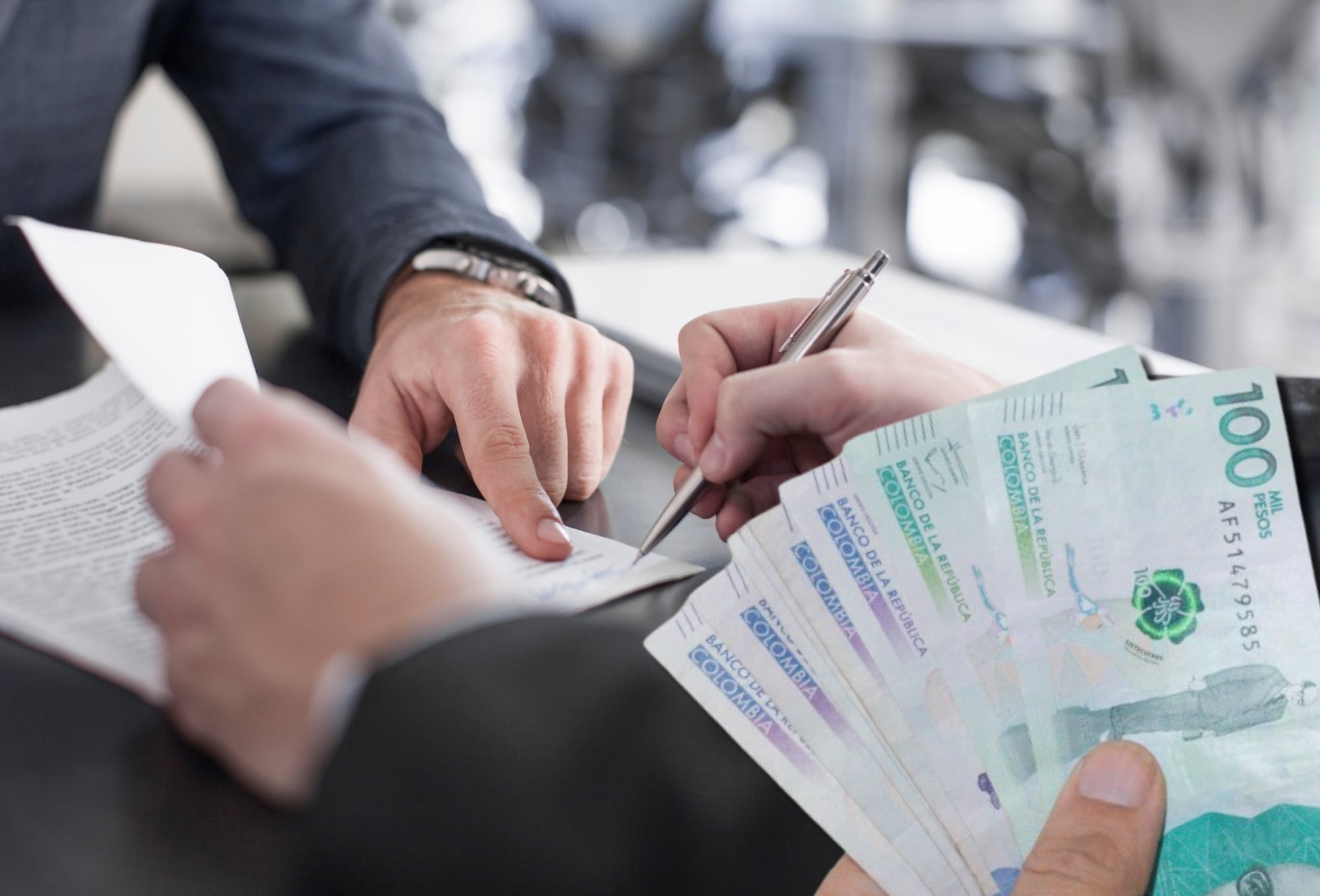 Imágenes de referencia de contrato y dinero. Fotos: Getty Images