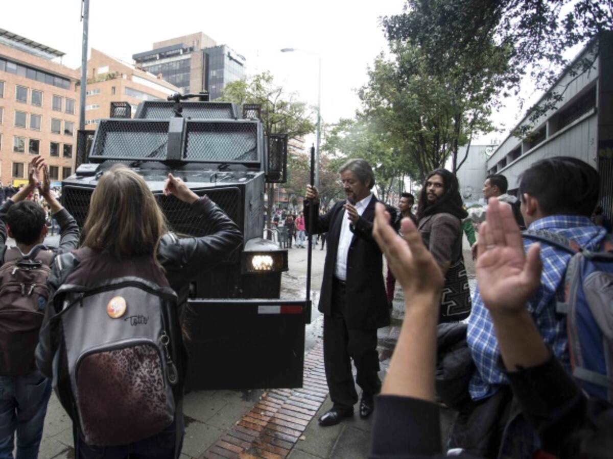 Estudiantes de la Pedagógica evitan choque entre el Esmad y manifestantes