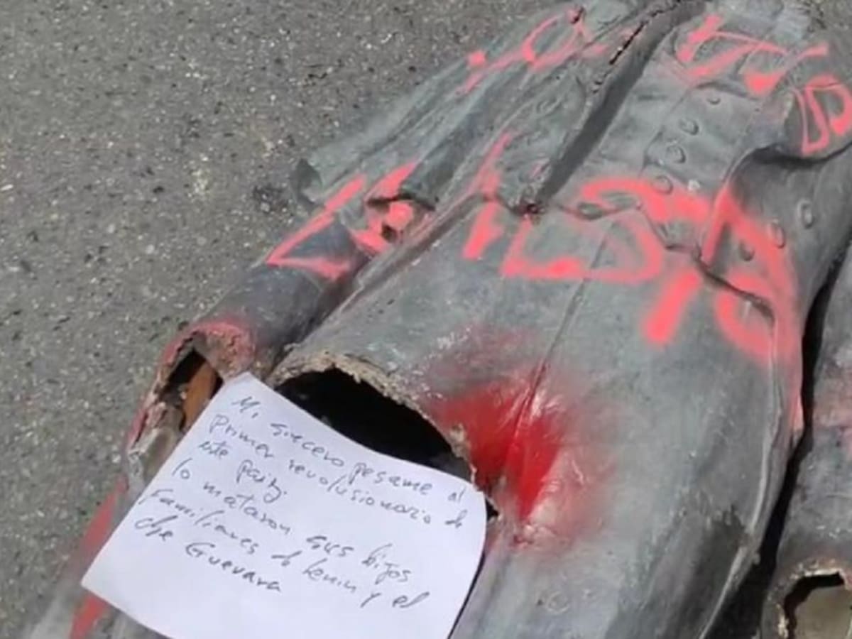 Tumban la estatua de Francisco de Paula Santander en Manizales