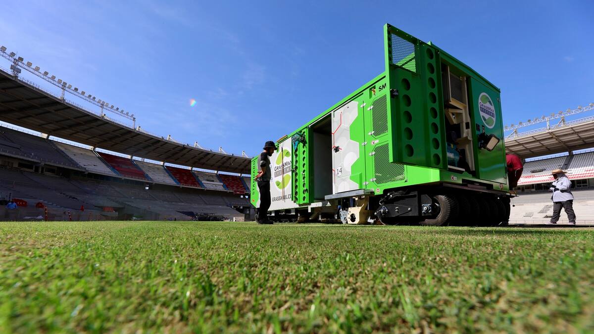 La cancha del Metropolitano entra en su etapa final con instalación de césped híbrido
