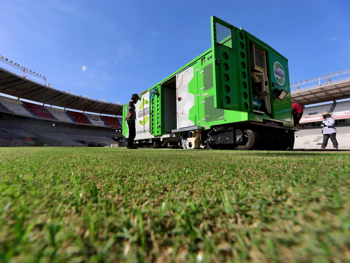 La cancha del Metropolitano entra en su etapa final con instalación de césped híbrido