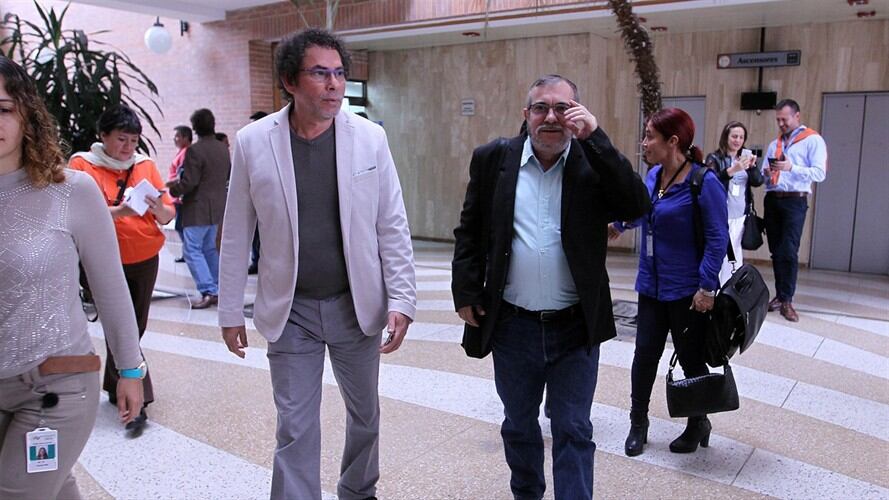 Rodrigo Londoño (c), alias Timochenko y Félix Muñoz alias Pastor Alape. Foto: Agencia EFE/MAURICIO DUEÑAS