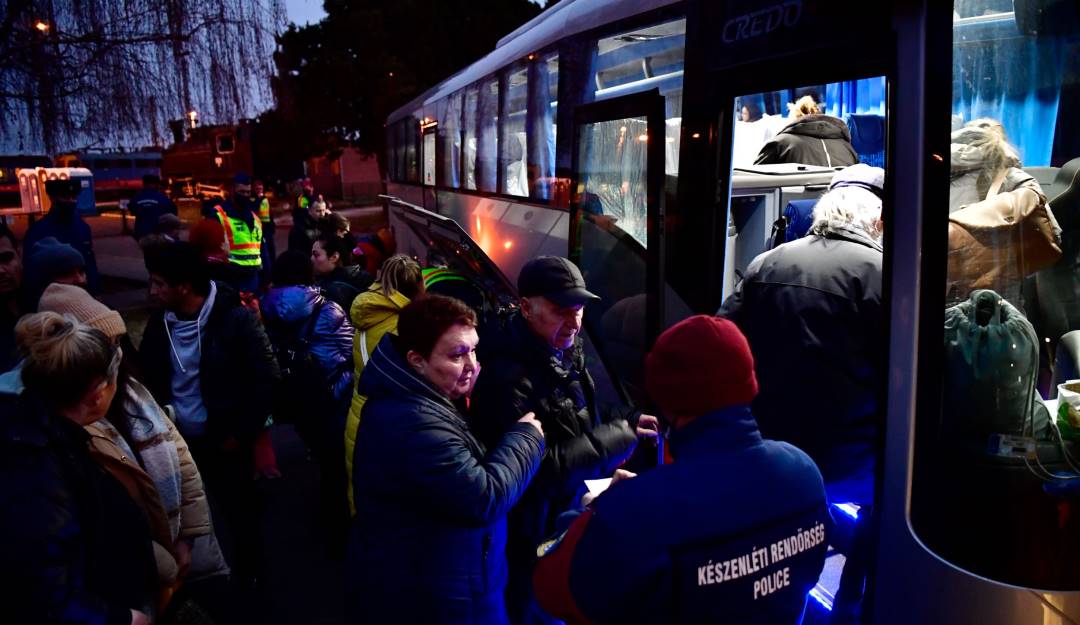 Civiles ucranianos llegan a Hungria tras ser evacuados en buses.                    Foto: Getty 