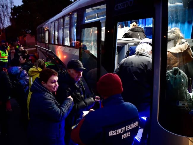 Civiles ucranianos llegan a Hungria tras ser evacuados en buses.                    Foto: Getty 