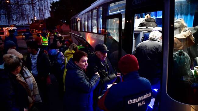 Civiles ucranianos llegan a Hungria tras ser evacuados en buses. Foto: Getty