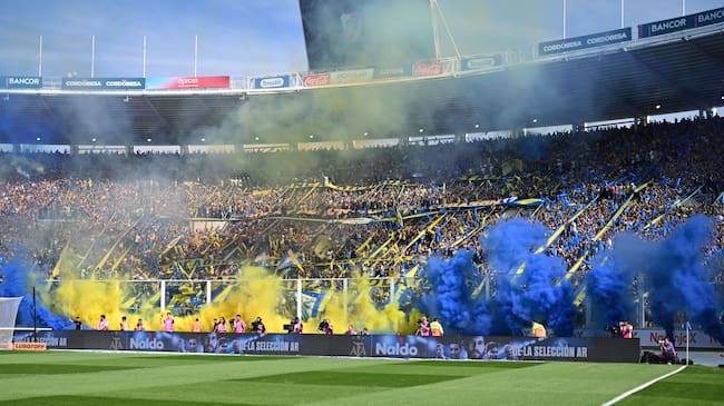 -FOTODELDÍA- CÓRDOBA (ARGENTINA), 21/04/2024.- Aficionados de Boca animan su equipo este domingo, en un partido de los cuartos de final de la Copa de la Liga argentina entre River Plate y Boca Juniors en el estadio Mario Alberto Kempes en Córdoba (Argentina). EFE/ Ariel Alejandro Carreras