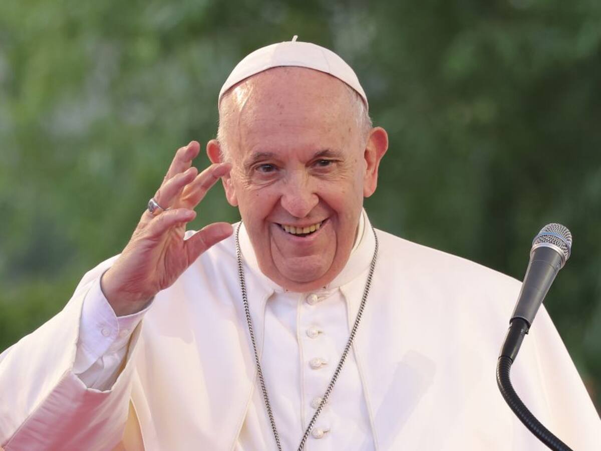 Papa pide un "poco de tequila" en broma a mexicanos para dolor de rodilla