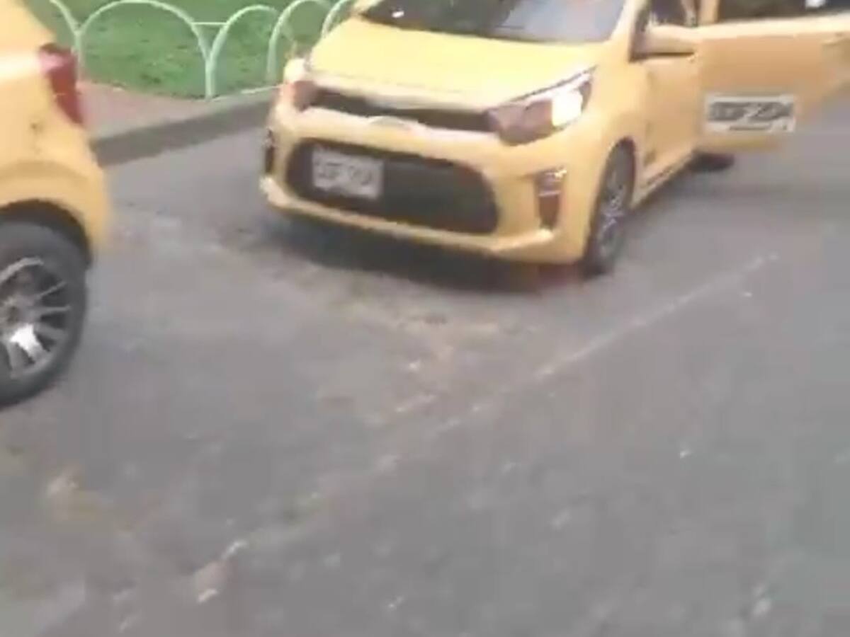 Un grupo de taxistas en Armenia incentiva con carreras gratis el uso del transporte formal