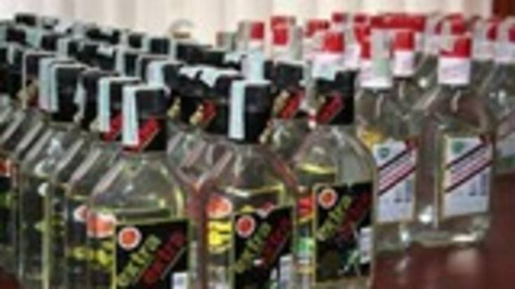 En sólo diez días, las autoridades de Bogotá han decomisado más de 15 mil botellas de licor adulterado. Coronel César Augusto Pinzón, comandante de la Policía Metropolitana