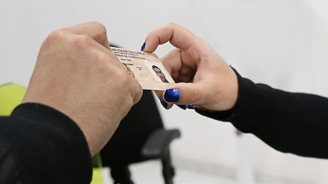 visitó Paloquemao y encontró que, con tan solo 80.000 pesos, se puede sacar una contraseña falsa y por 250.000 pesos una cédula. Foto: Colprensa
