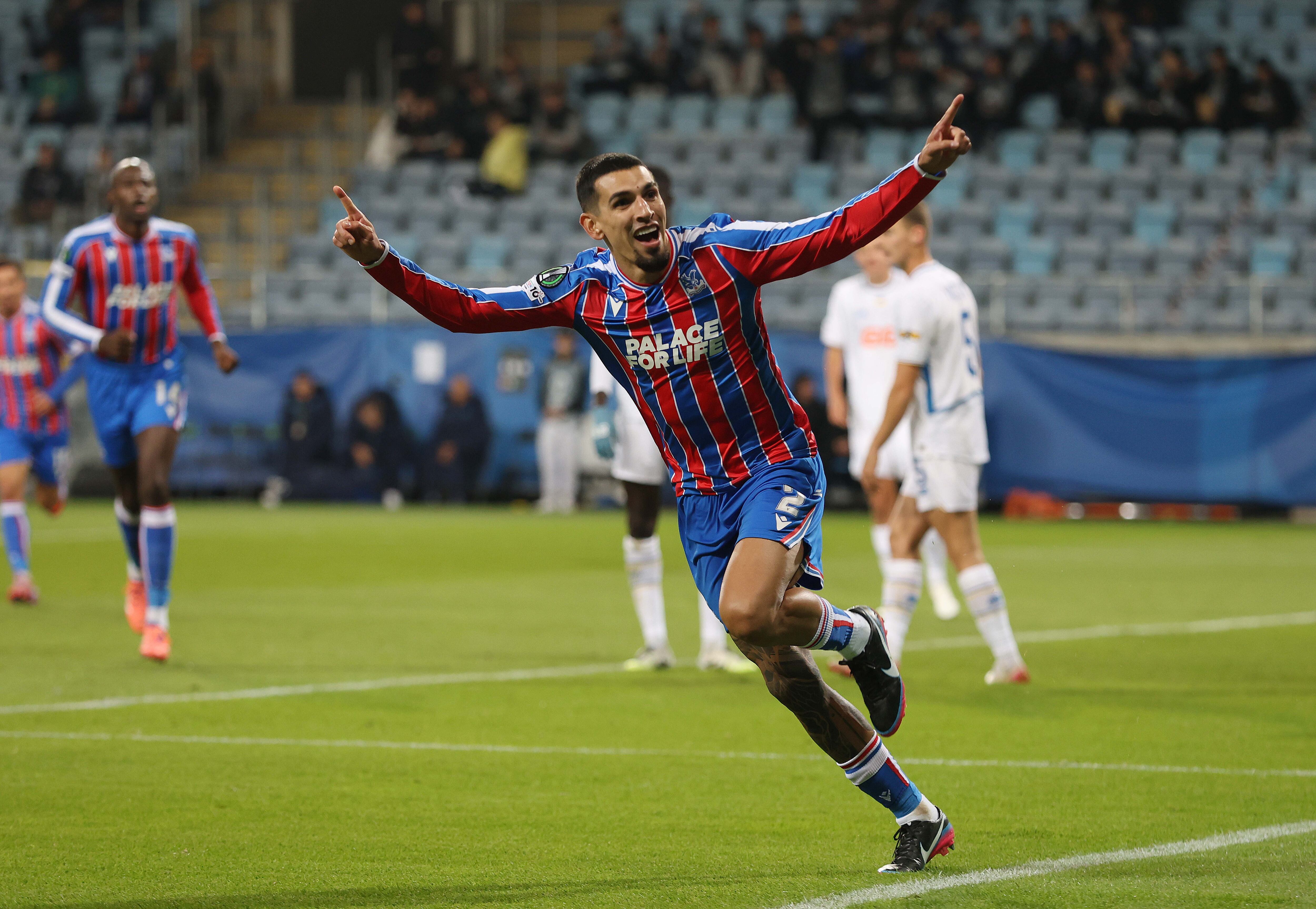 Daniel Muñoz celebra su anotación en la Conference League con el Crystal Palace. (Photo by Crystal Pix/MB Media/Getty Images)