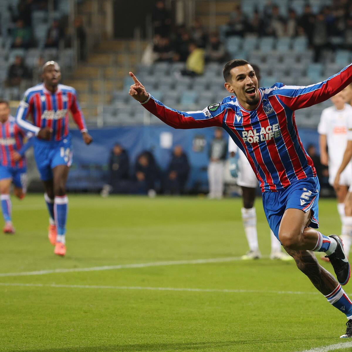Video: Daniel Muñoz anota un golazo y sigue haciendo historia con el Crystal Palace