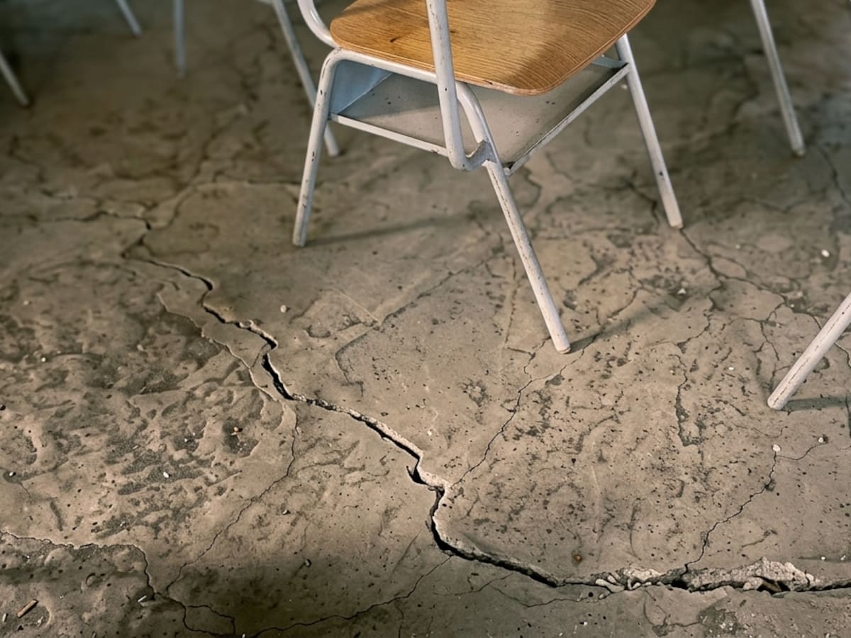 Grietas y daños en una granja educativa deja socavación del río Cravo Sur en Labranzagrande