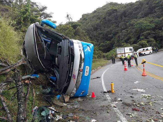 Cinco muertos y 35 heridos deja accidente de bus en la vía Medellín–Urabá