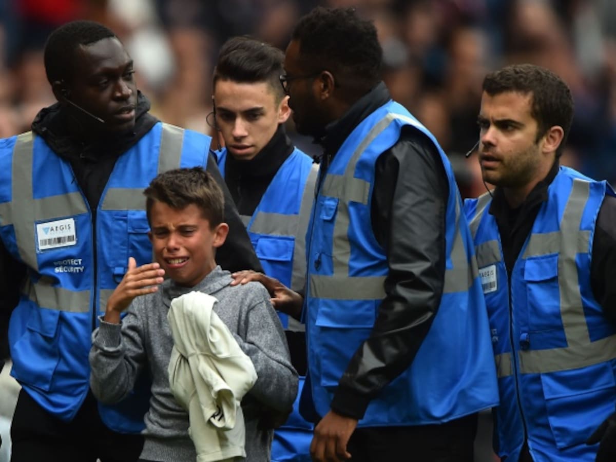 El gran gesto de Neymar con un niño que se coló llorando a la cancha